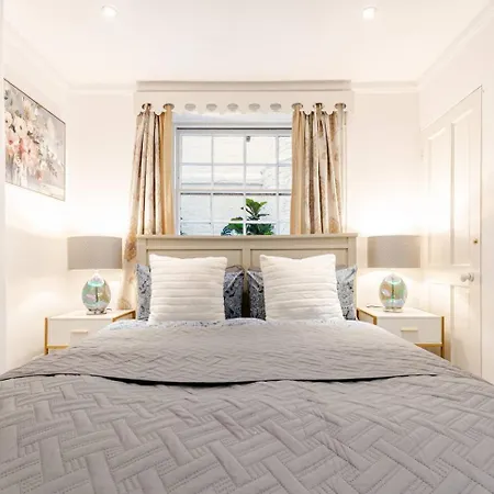 Grand Design Deluxe Suite By Buckingham Palace